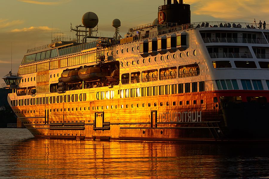 Das Schiff MS Midnatsol im Sonnenuntergang im Hafen von Bergen in Norwegen