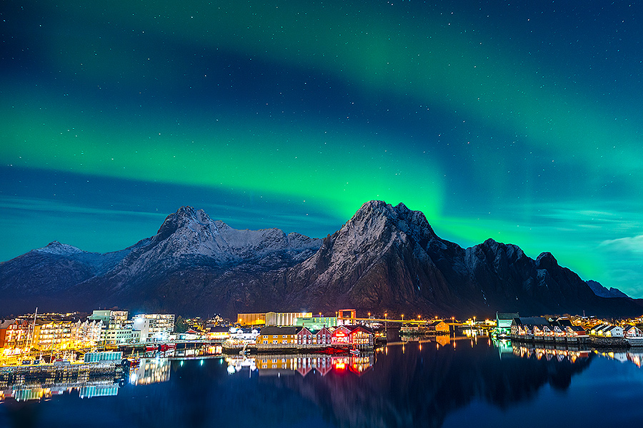 Gruenes Nordlicht in Svolvaer auf den Lofoten waehrend einer Polarlichtreise